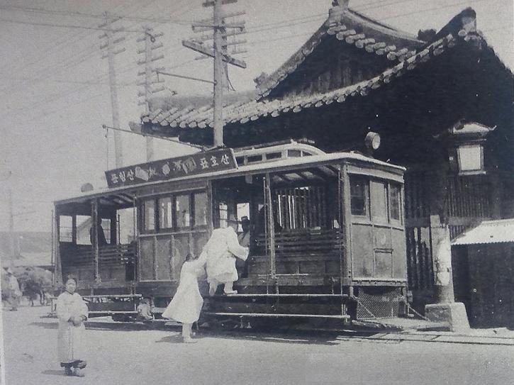 普信閣と電車3.jpg